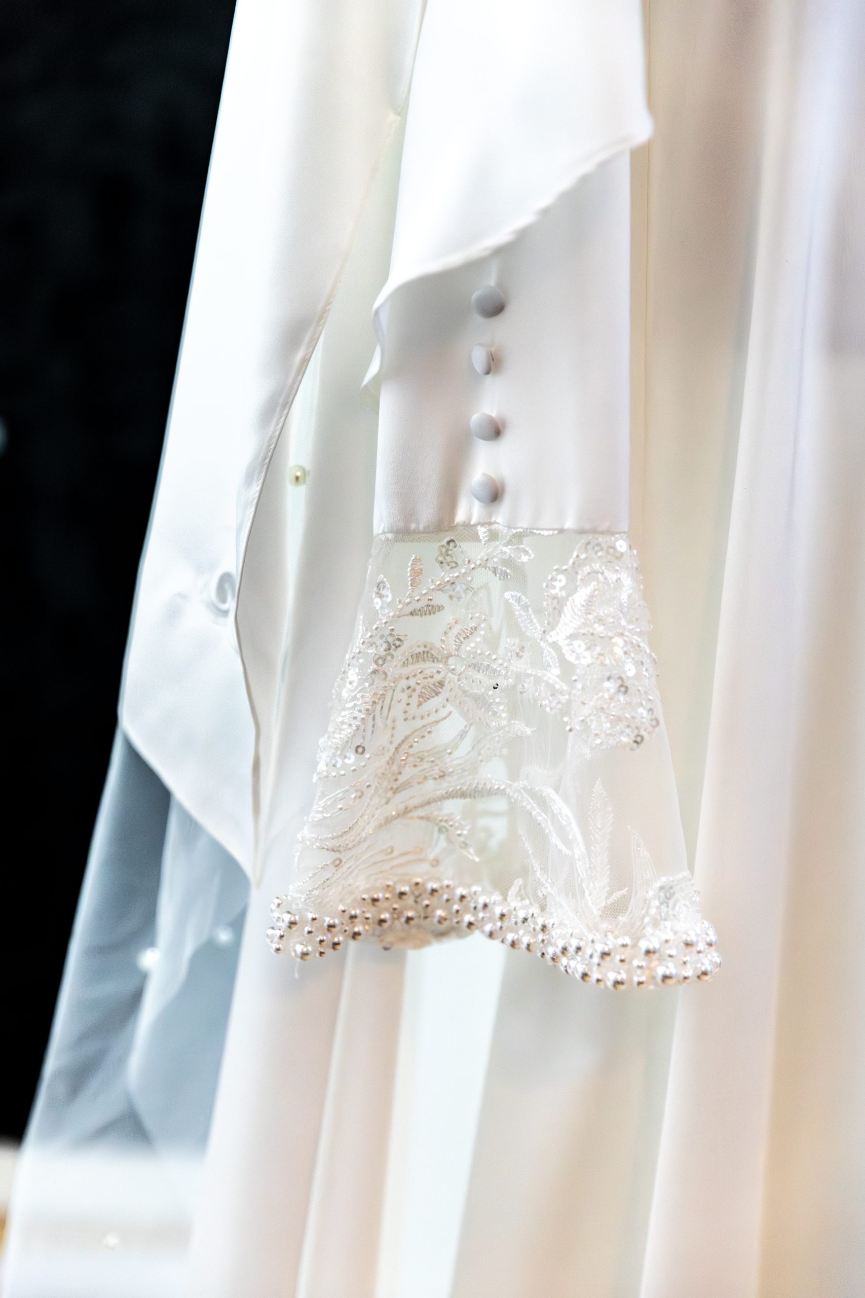 Détails de la robe de mariage en lumière naturelle