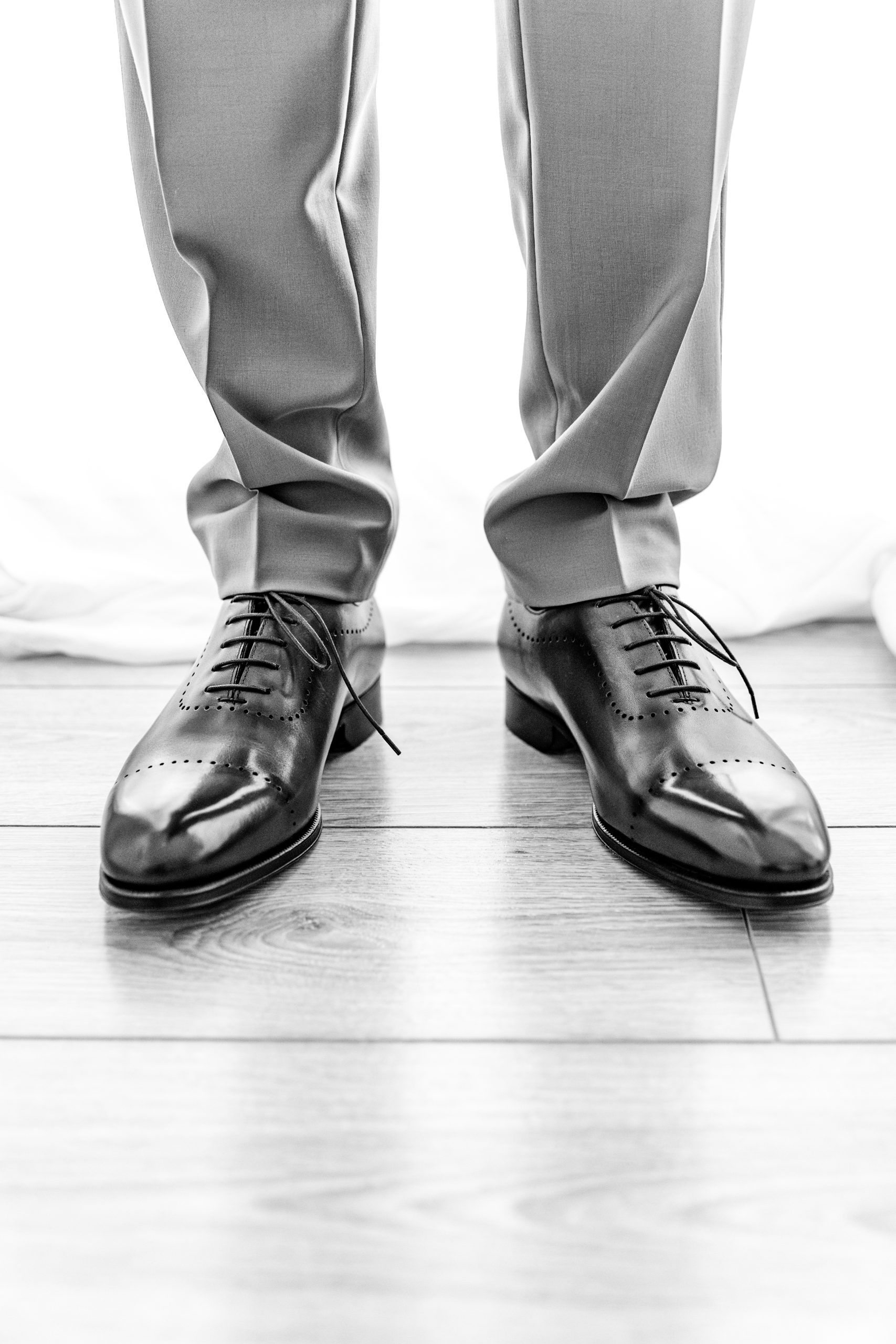 Détails des chaussures de mariage en lumière naturelle
