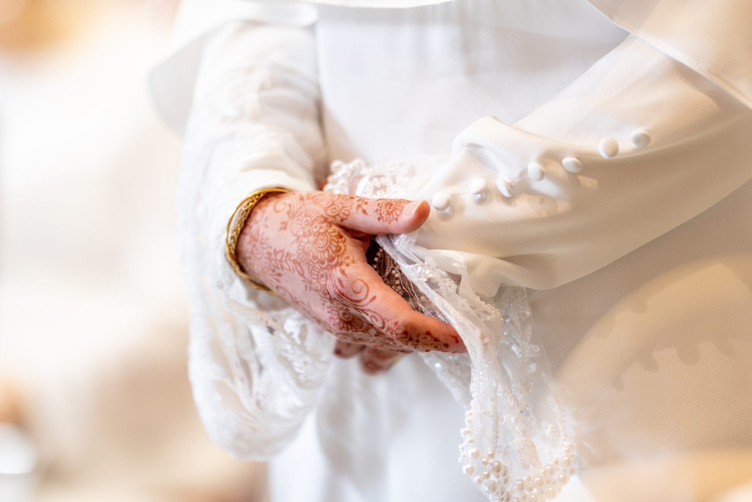 Détails des alliances et du bouquet de mariage en lumière naturelle