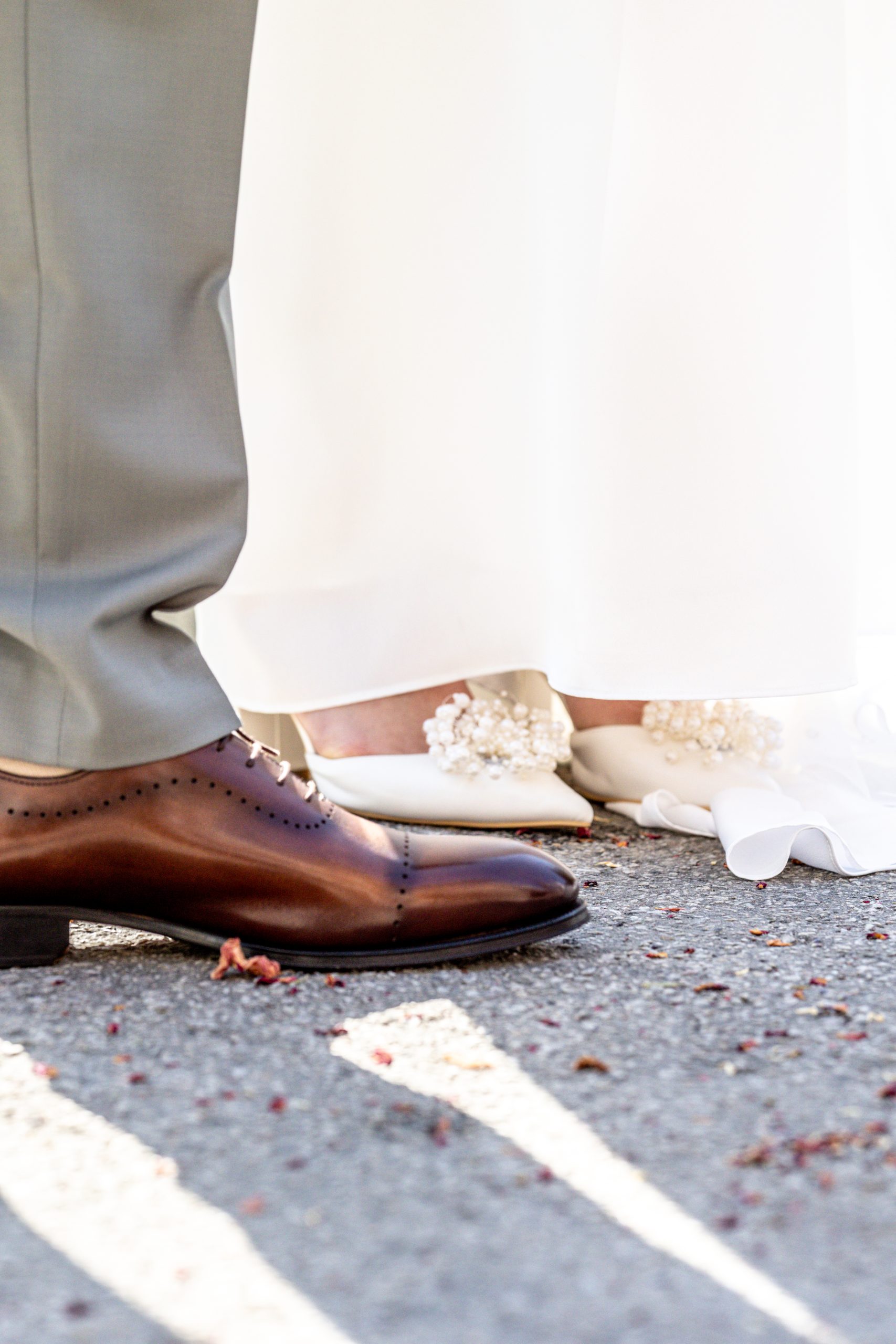 Détails des chaussures de mariage en lumière naturelle
