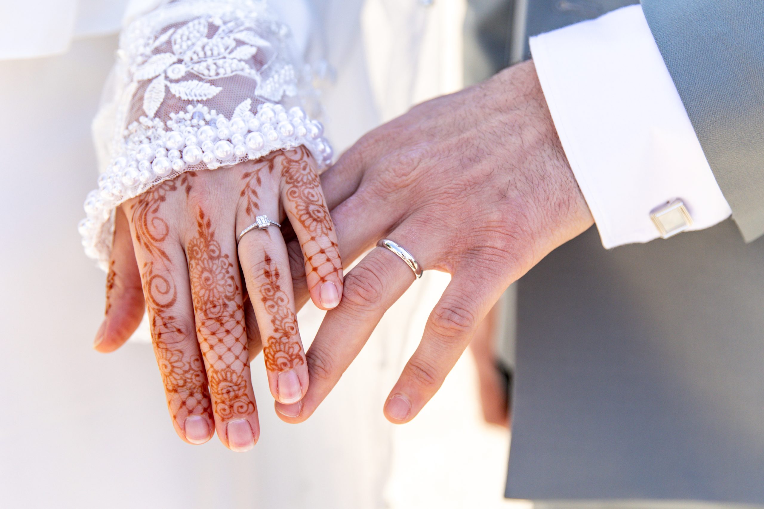 Détails des alliances et du bouquet de mariage en lumière naturelle