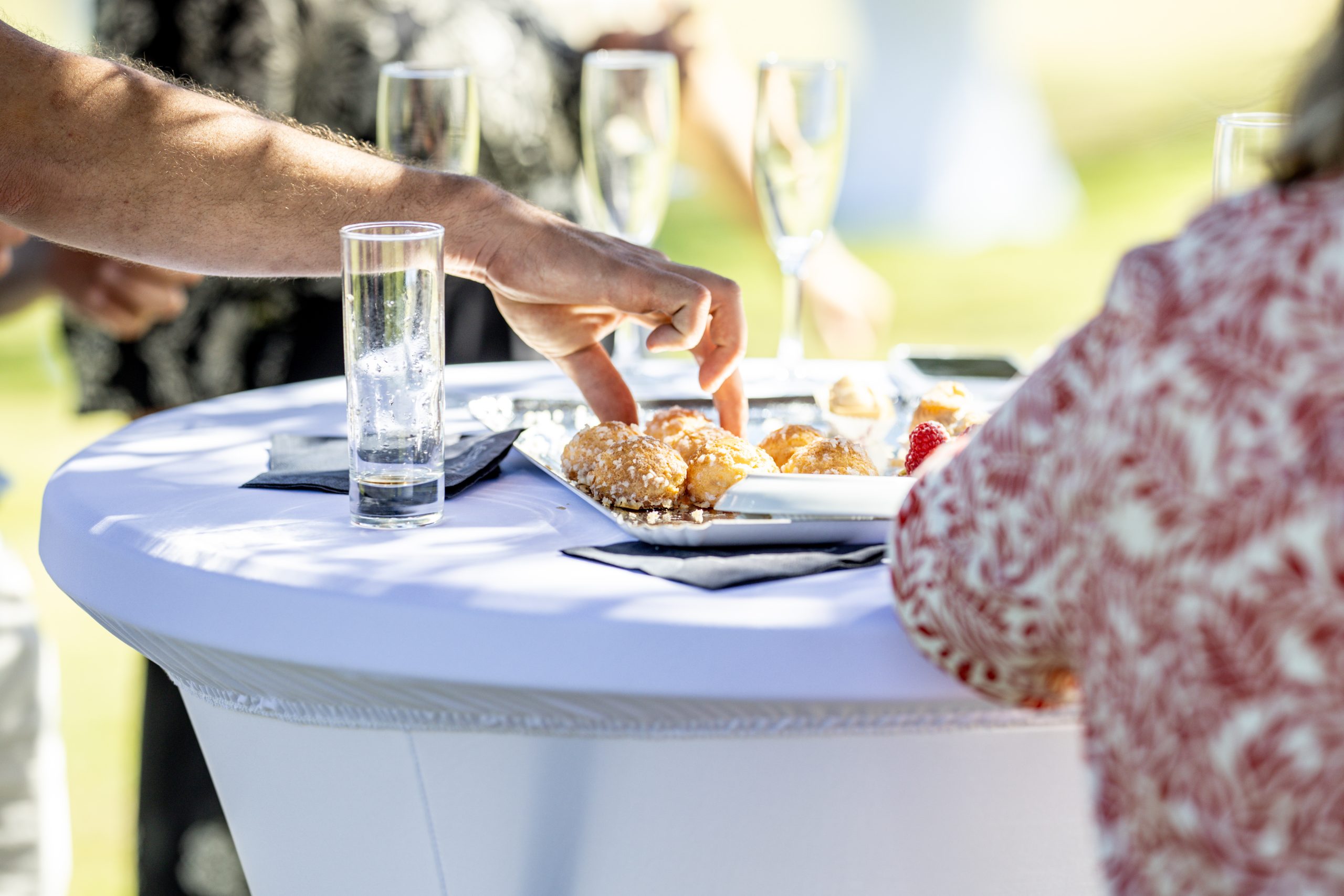 Détails de décoration de mariage pendant le vin d'honneur