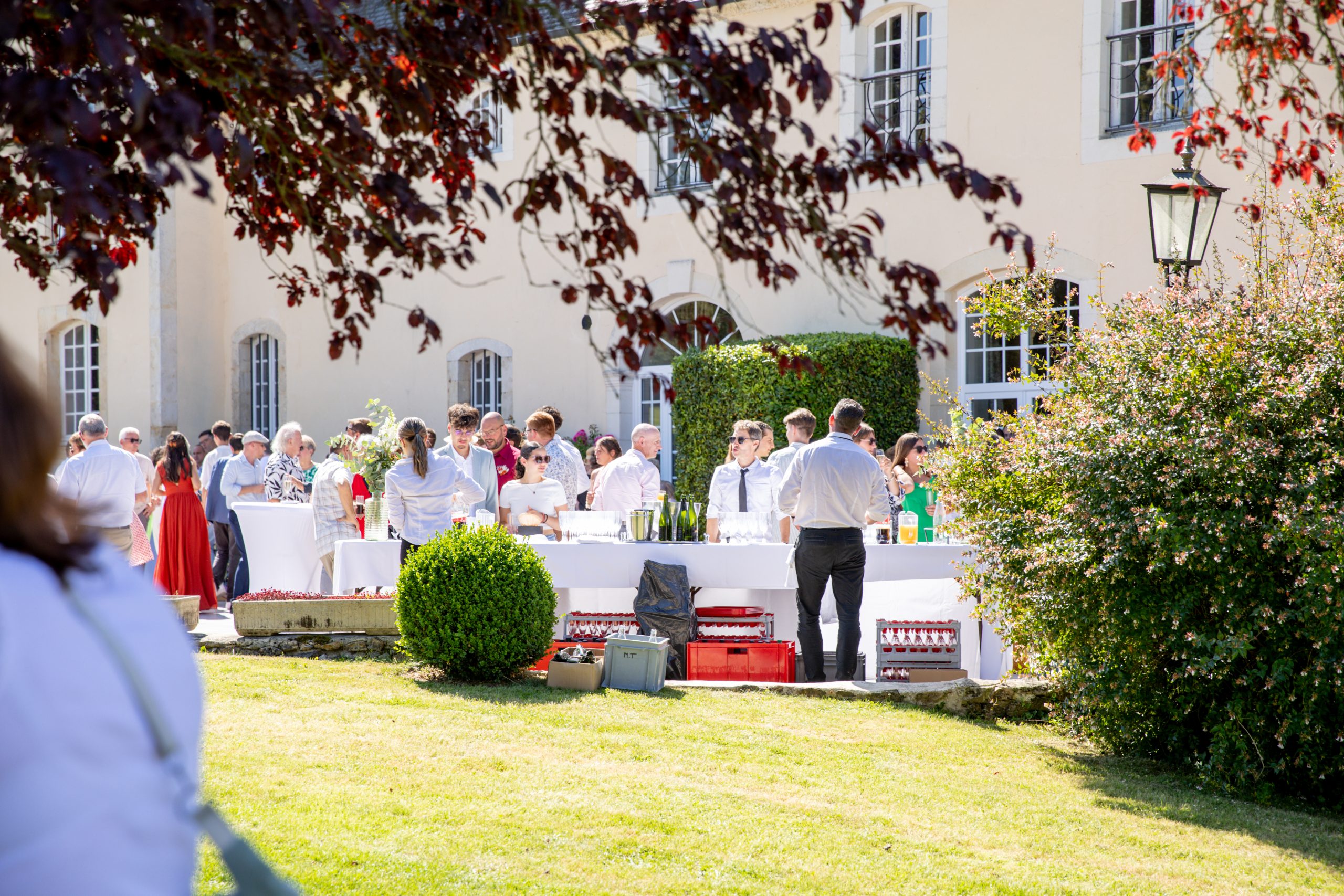 Photos de groupe avec les invités lors d’un mariage en Normandie