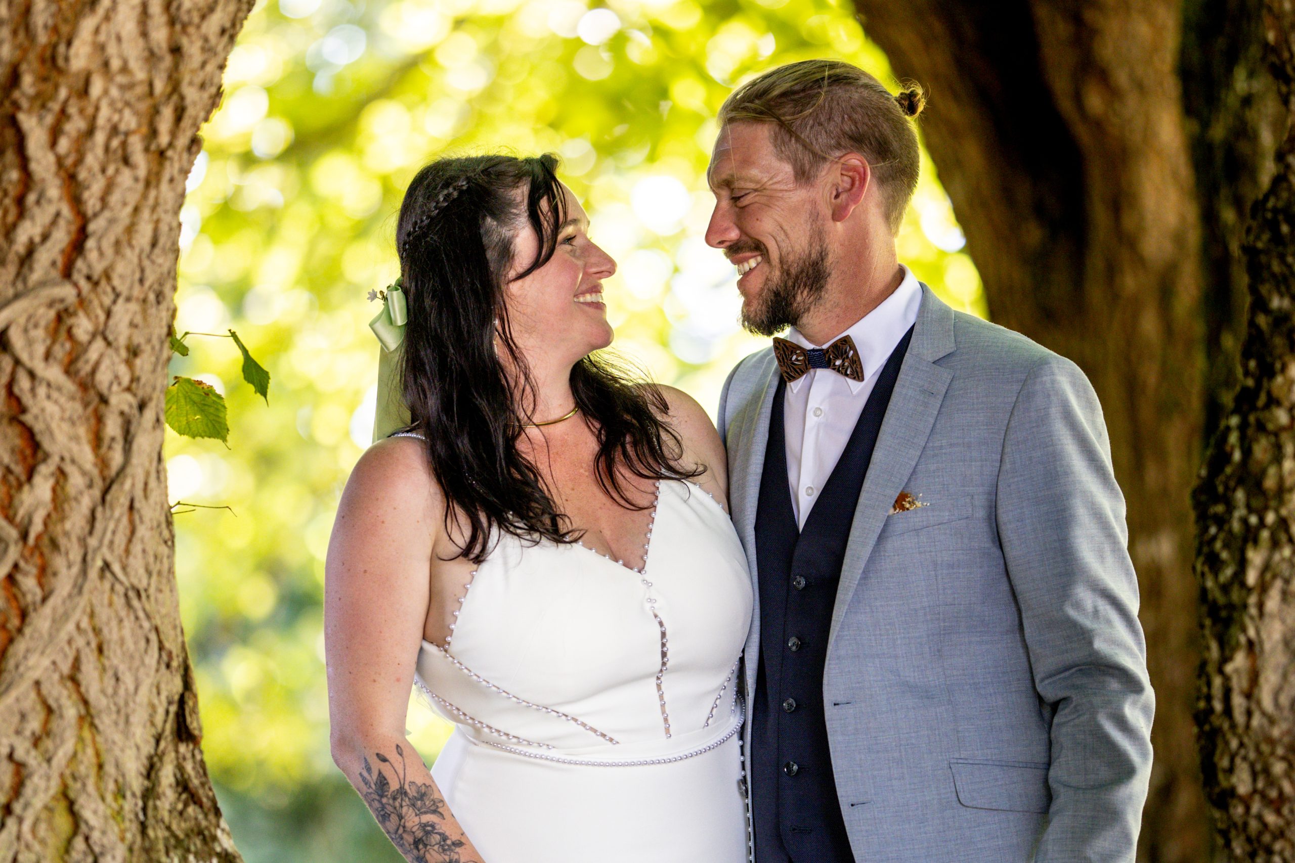 Couple de mariés lors d’un portrait de mariage en extérieur en Normandie