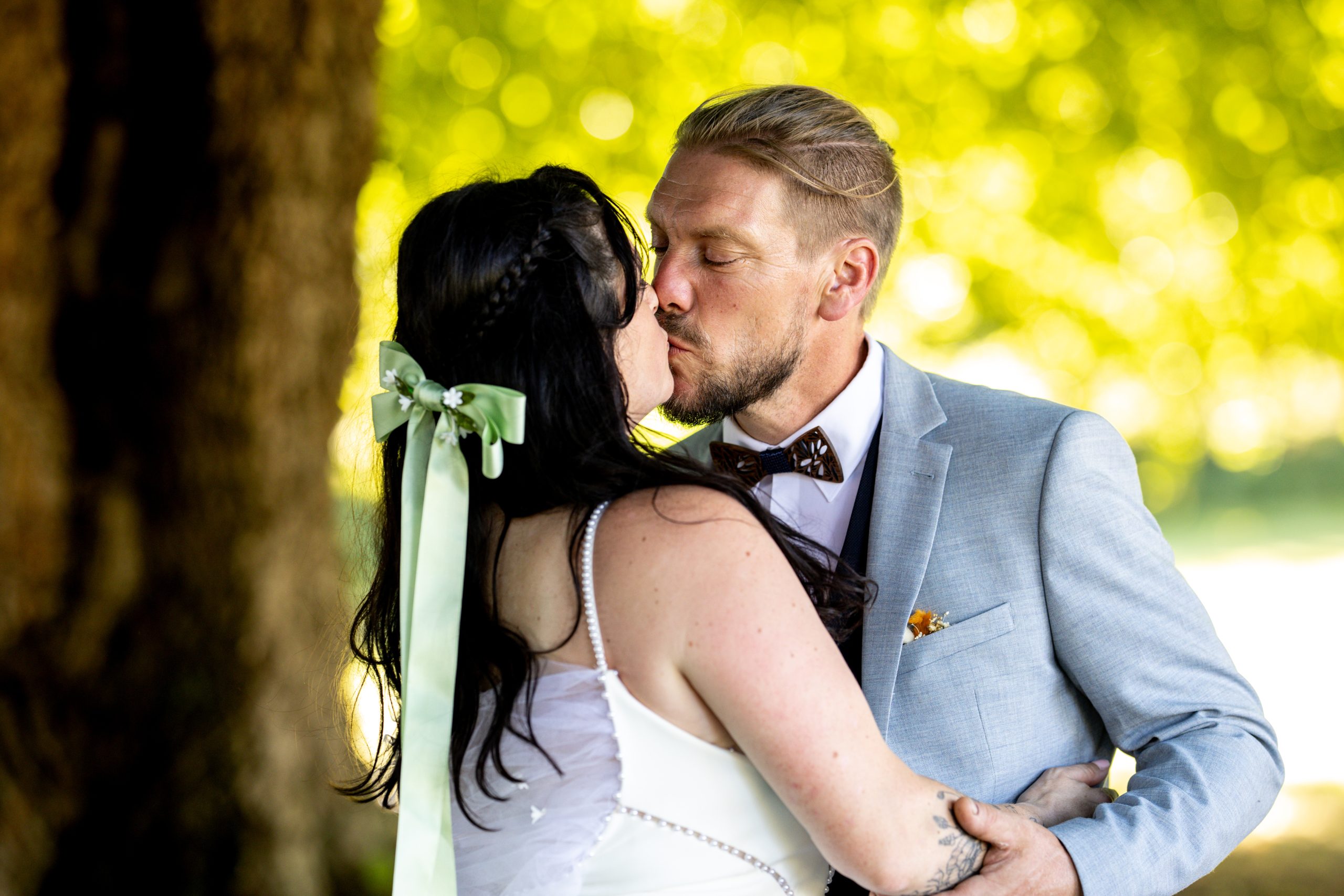 Couple de mariés lors d’un portrait de mariage en extérieur en Normandie