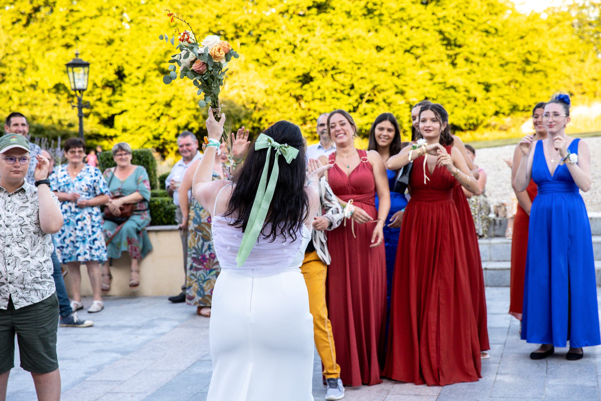 Moments d’émotion des invités lors d’une cérémonie de mariage