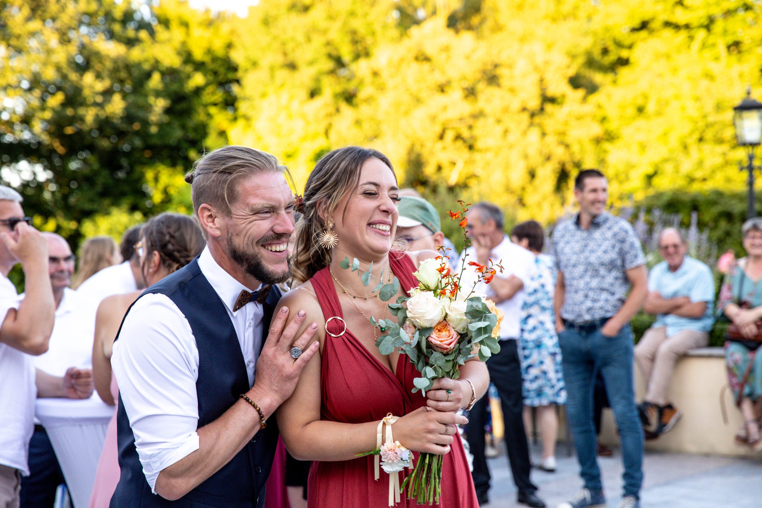 Moments d’émotion des invités lors d’une cérémonie de mariage