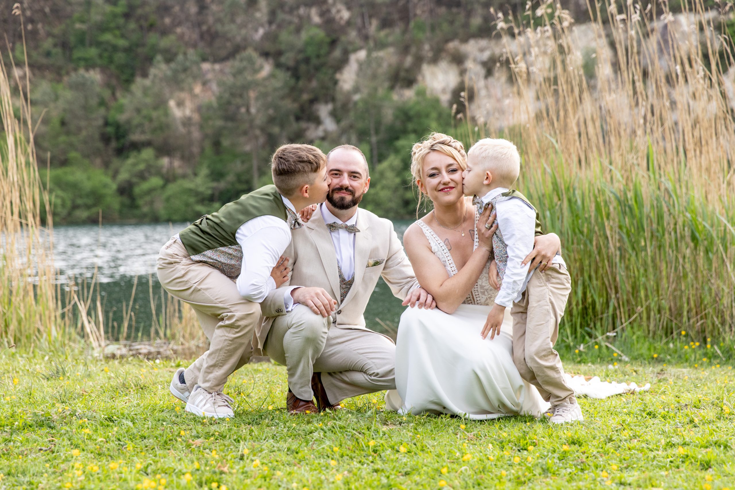 Couple de mariés avec leurs enfants lors d’un portrait de mariage en extérieur en Normandie