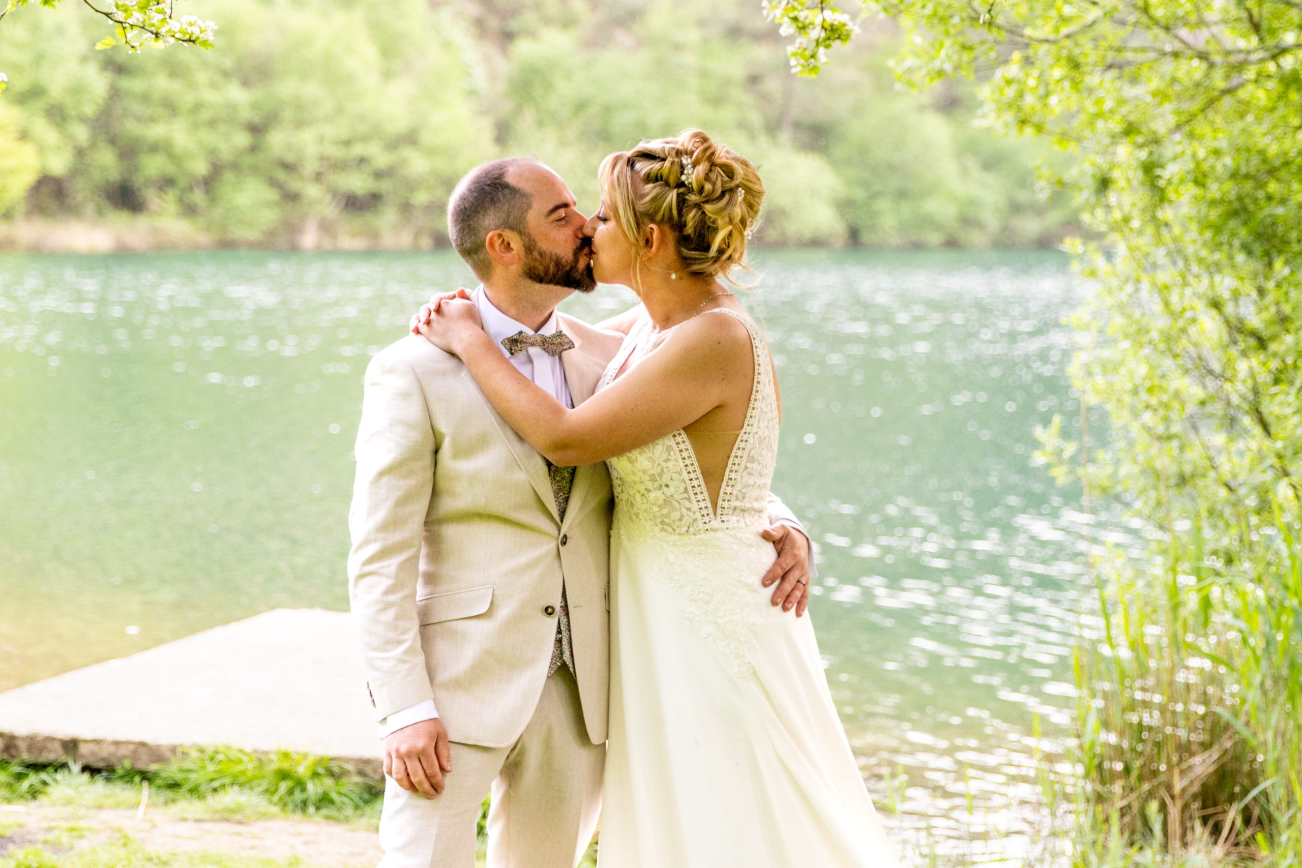 Couple de mariés lors d’un portrait de mariage en extérieur en Normandie