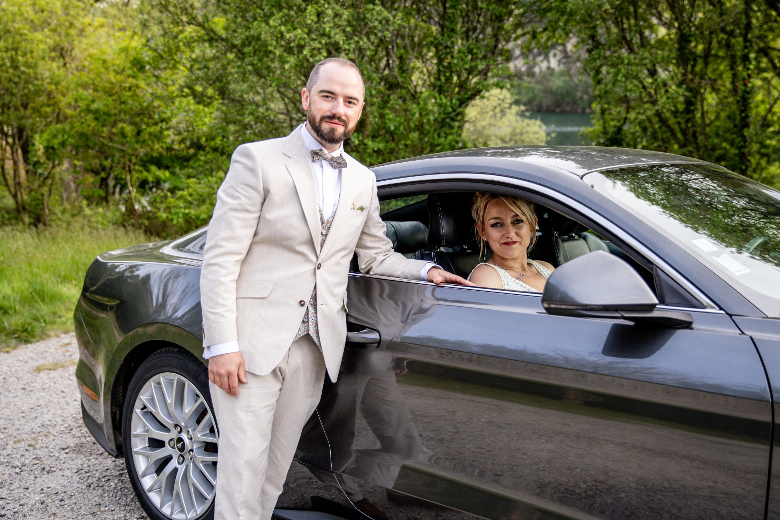 Couple de mariés lors d’un portrait de mariage en extérieur en Normandie