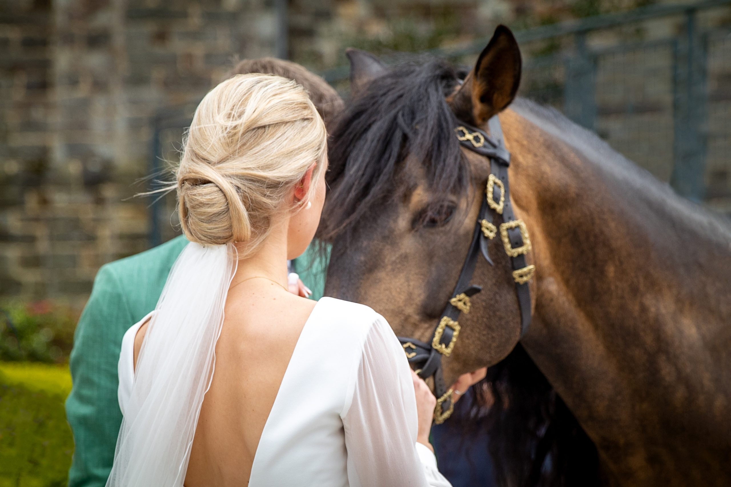 Couple de mariés lors d’un portrait de mariage en extérieur en Normandie
 avec un cheval