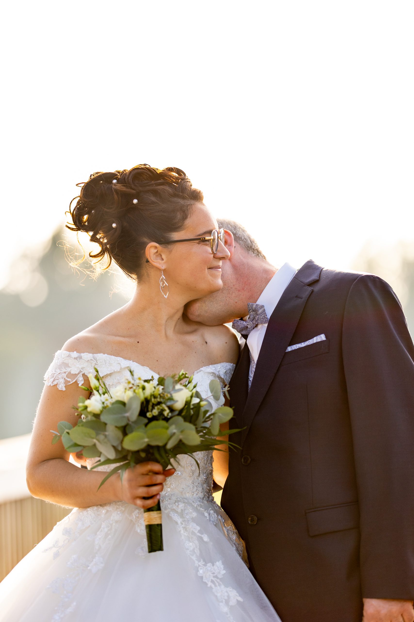 Couple de mariés lors d’un portrait de mariage en extérieur en Normandie