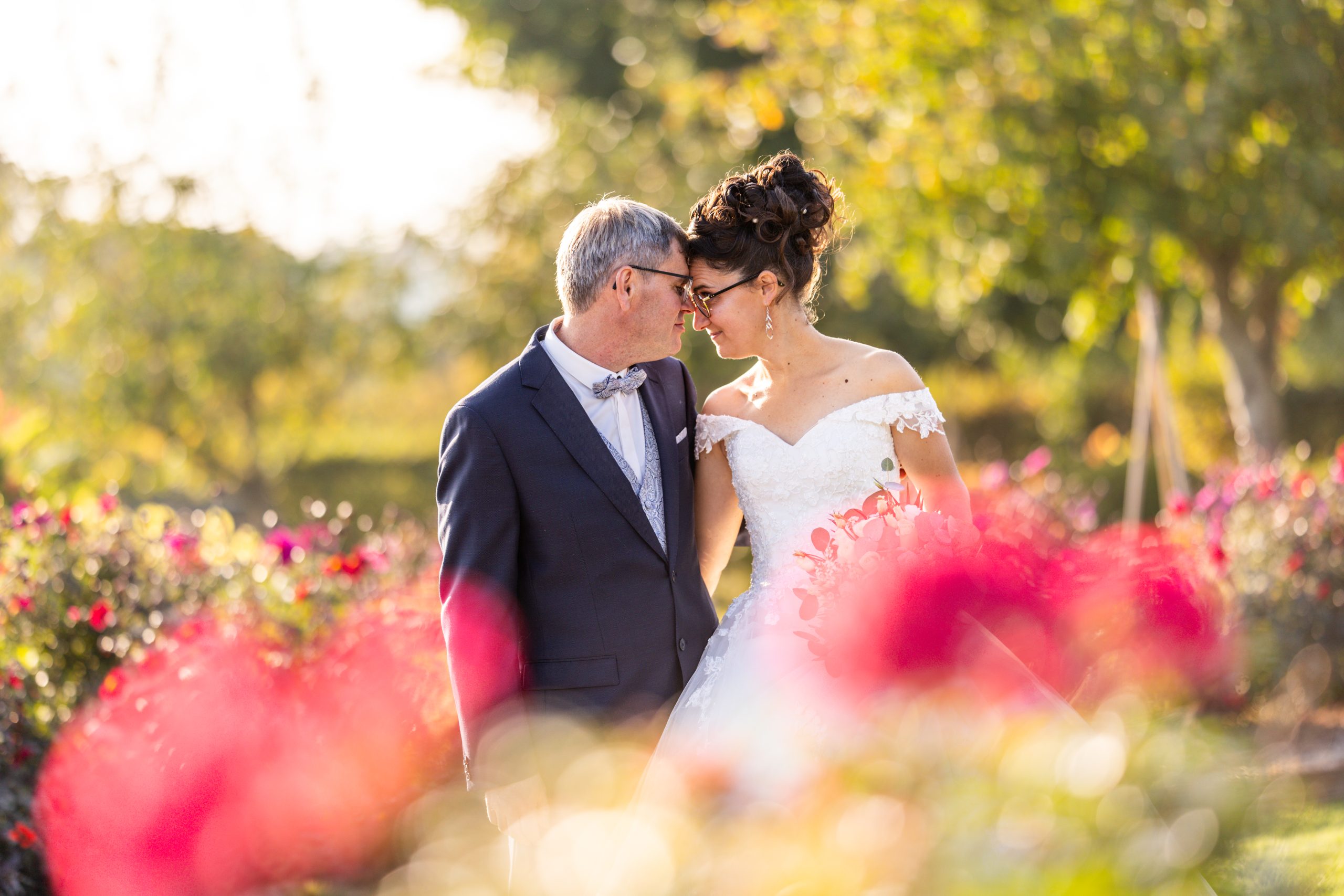 Couple de mariés lors d’un portrait de mariage en extérieur en Normandie