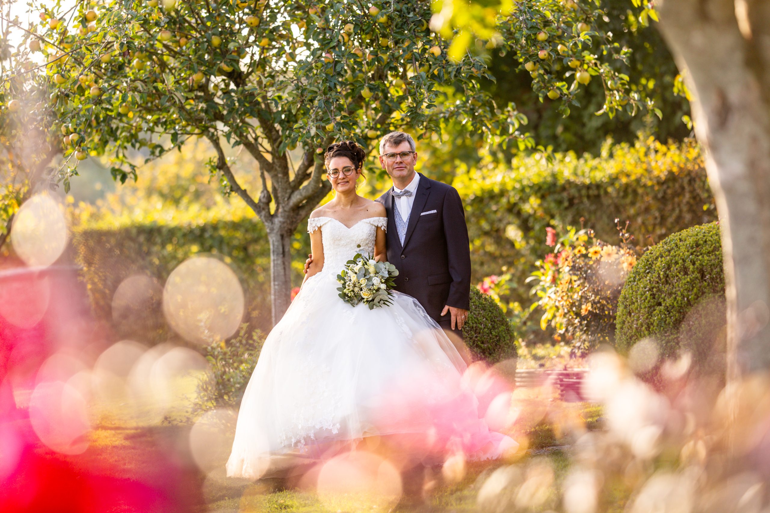 Couple de mariés lors d’un portrait de mariage en extérieur en Normandie