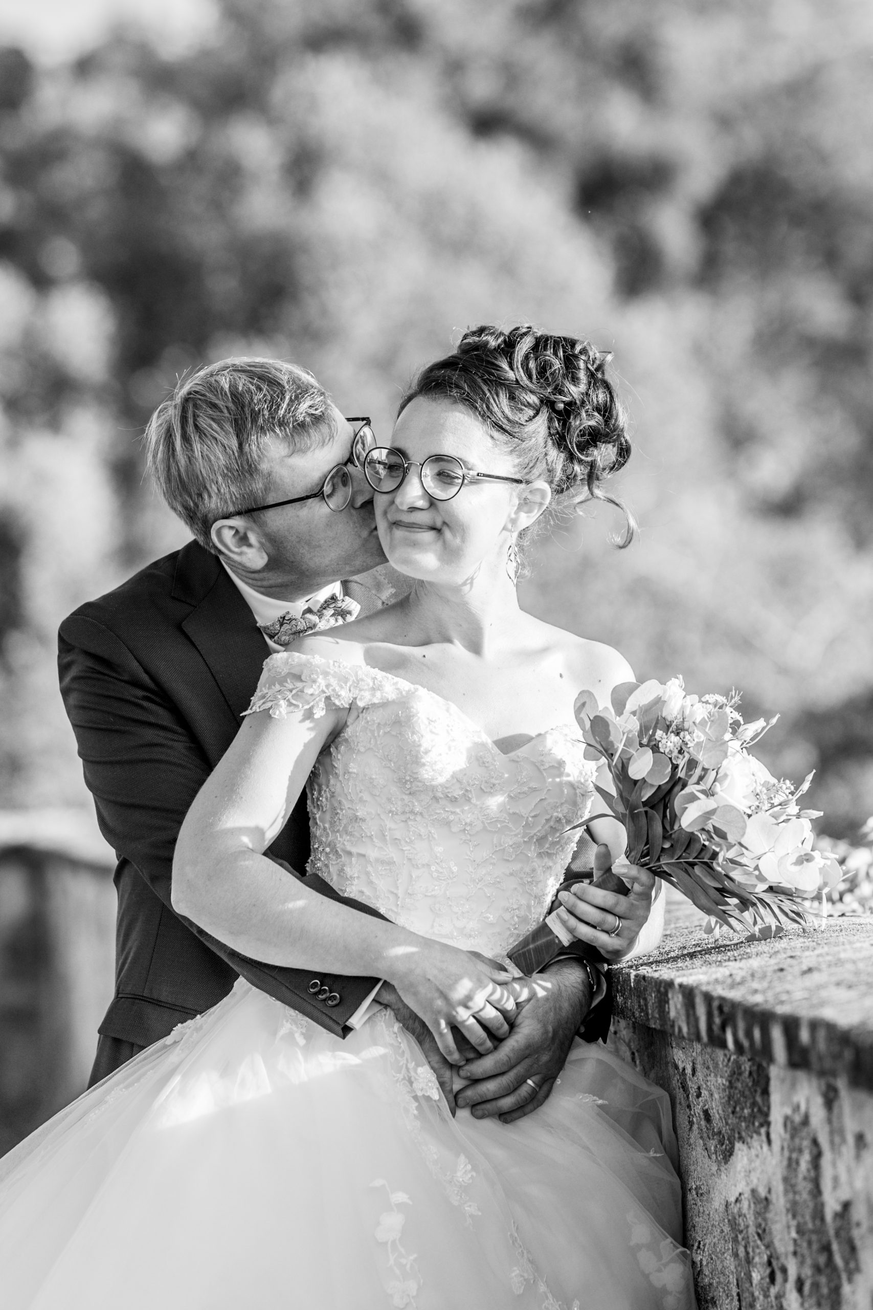 Couple de mariés lors d’un portrait de mariage en extérieur en Normandie