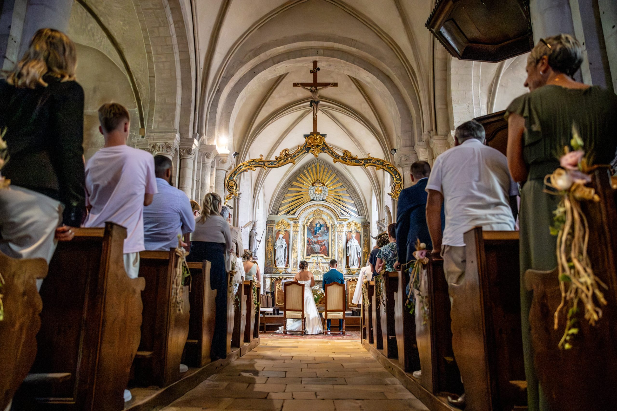 Cérémonie de mariage dans l'église dans la Manche avec échange des vœux