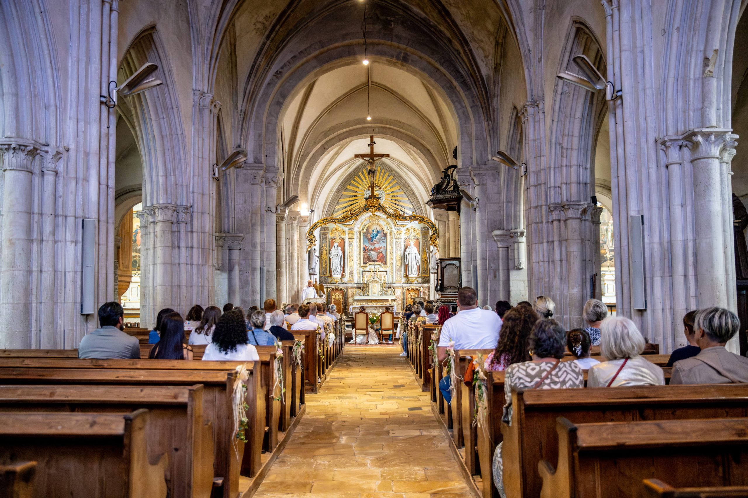 Cérémonie de mariage dans l'église dans la Manche avec échange des vœux